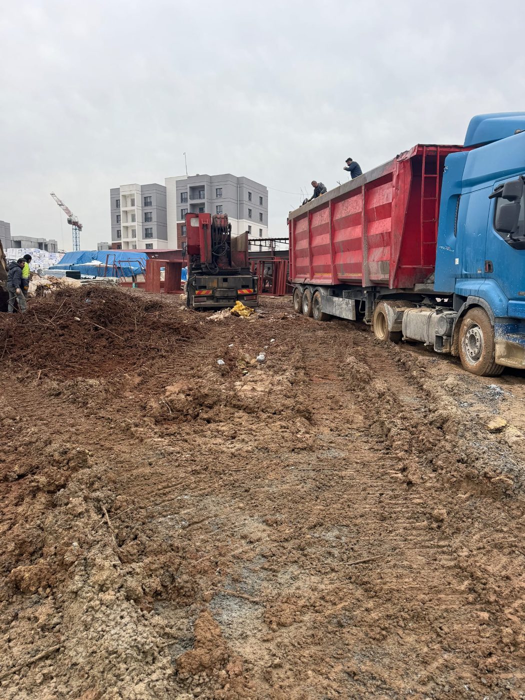 Endüstriyel yapı sahasında metal hurda yükleme