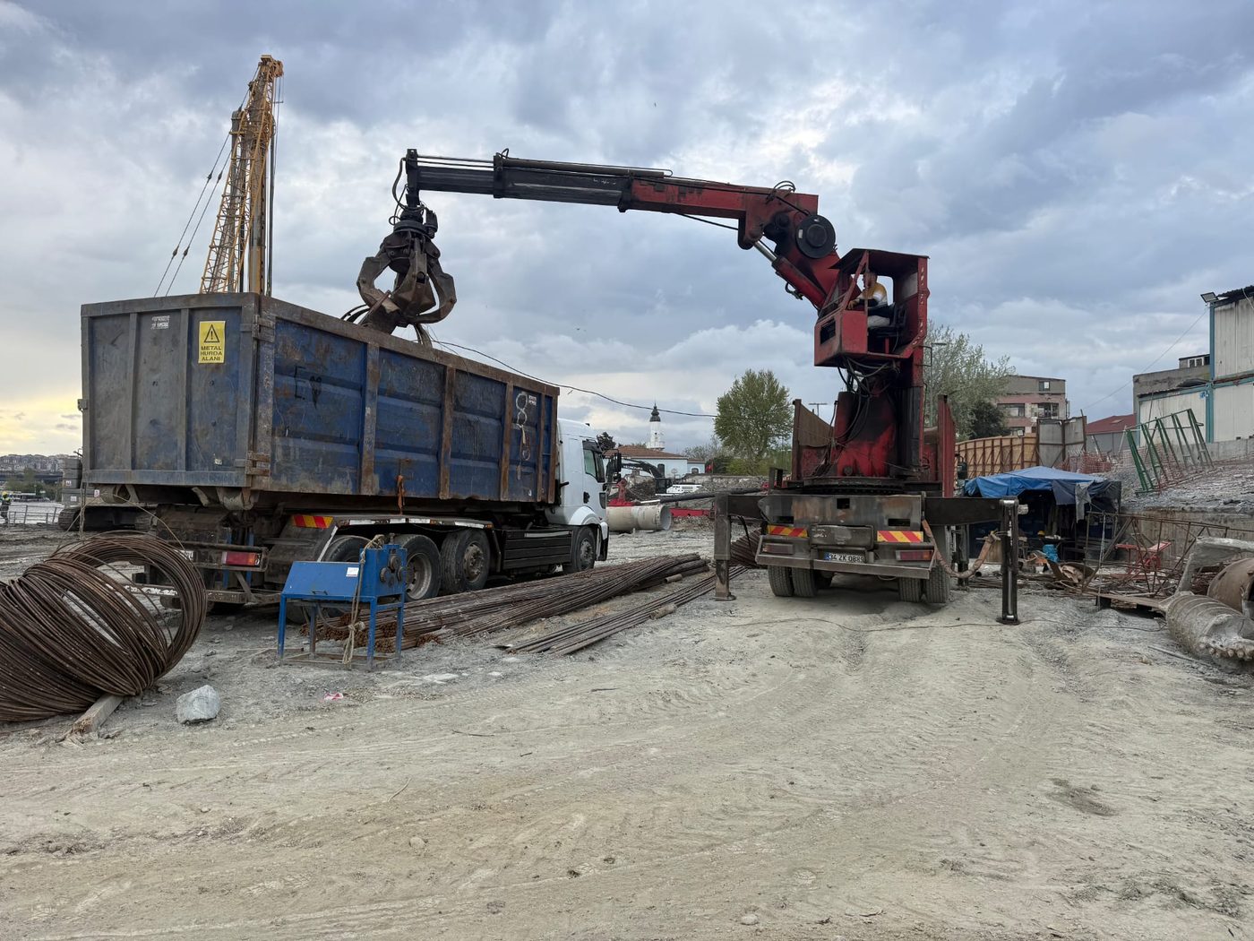 Vinçli pençeyle konteyner kamyona hurda yükleme
